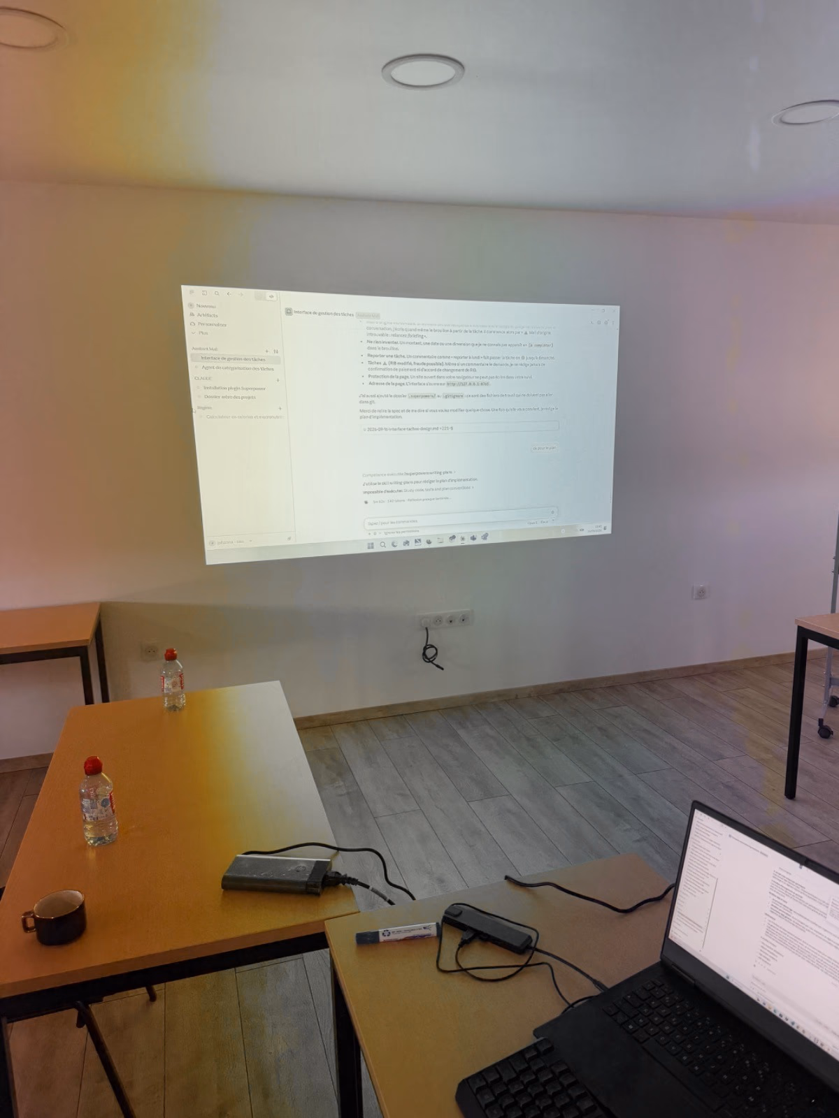 Salle de formation à Libourne, une session Claude Code projetée pendant un atelier de conception d'outil métier